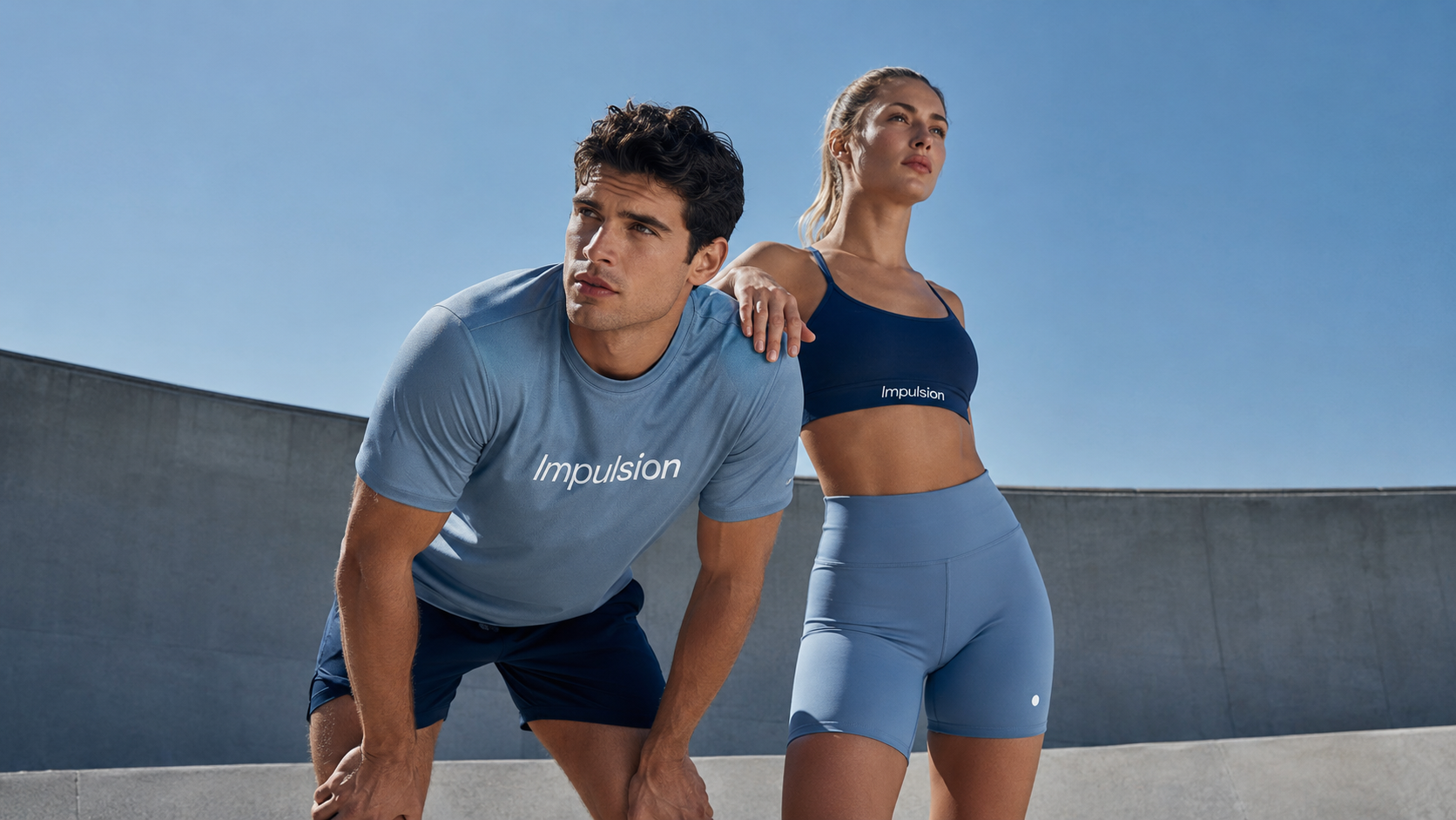 duo face au ciel bleu, au bord d'un espace de training